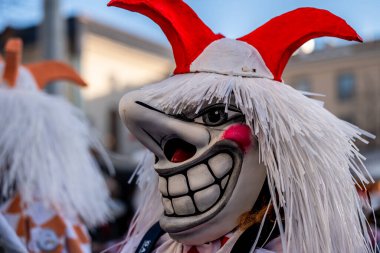 Basel, İsviçre - 25 Mart 2026: İsviçre 'deki en büyük ve en önemli karnaval kutlaması olan ünlü Basel Fasnacht festivali sırasında geleneksel Fasnacht karnavalının yakın plan portresi.