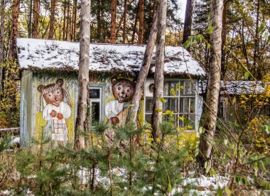 Çocuk yaz kampı Emerald, Ukrayna 'da patlayan nükleer enerji santrali Çernobil' in yakınında, SSCB 'nin eski bir parçası. 1986 'daki patlamadan sonra bölge insanlar için kapatıldı..