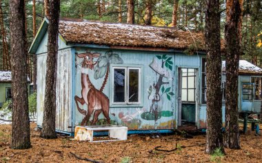 Çocuk yaz kampı Emerald, Ukrayna 'da patlayan nükleer enerji santrali Çernobil' in yakınında, SSCB 'nin eski bir parçası. 1986 'daki patlamadan sonra bölge insanlar için kapatıldı..