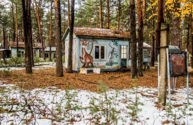 Çocuk yaz kampı Emerald, Ukrayna 'da patlayan nükleer enerji santrali Çernobil' in yakınında, SSCB 'nin eski bir parçası. 1986 'daki patlamadan sonra bölge insanlar için kapatıldı..