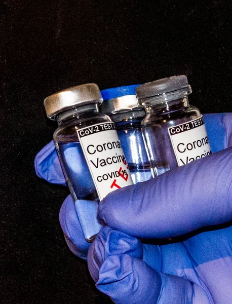 Salgın için aşı test şişesi.