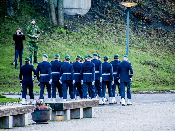 スウェーデンの女王の誕生日に敬礼23 12月のストックホルム中心部のSkeppsholmen Amfieregementet Amf 1の軍人によって作られた — ストック写真