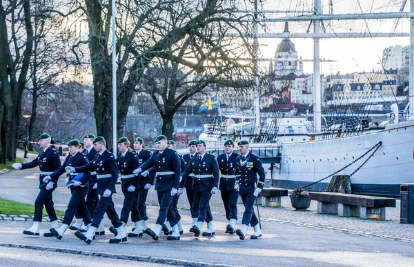 スウェーデンの女王の誕生日に敬礼23 12月のストックホルム中心部のSkeppsholmen Amfieregementet Amf 1の軍人によって作られた — ストック写真