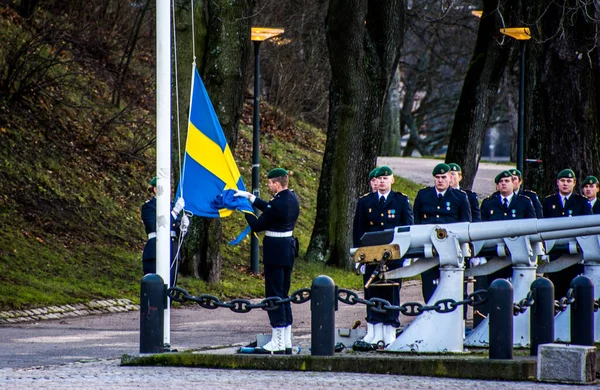 スウェーデンの女王の誕生日に敬礼23 12月のストックホルム中心部のSkeppsholmen Amfieregementet Amf 1の軍人によって作られた — ストック写真