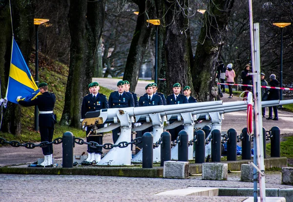 スウェーデンの女王の誕生日に敬礼23 12月のストックホルム中心部のSkeppsholmen Amfieregementet Amf 1の軍人によって作られた — ストック写真