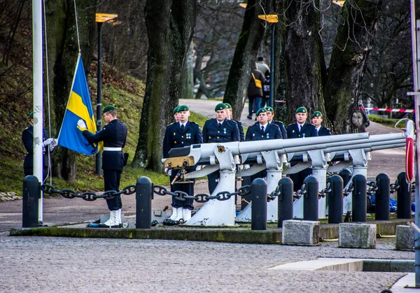 スウェーデンの女王の誕生日に敬礼23 12月のストックホルム中心部のSkeppsholmen Amfieregementet Amf 1の軍人によって作られた — ストック写真