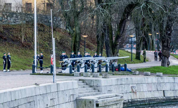 スウェーデンの女王の誕生日に敬礼23 12月のストックホルム中心部のSkeppsholmen Amfieregementet Amf 1の軍人によって作られた — ストック写真