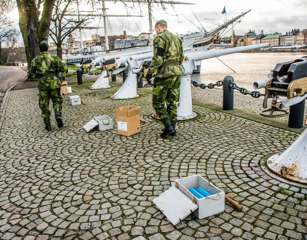 İsveç kraliçelerinin doğum gününü selamlayın. 23 Aralık, Stockholm 'ün merkezindeki Skeppsholmen' de Amfibieregementet Amf 1 'den askeri personel tarafından yapıldı.