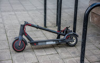 Katlanmış elektrikli scooter. Pratik ama körlüğü olan yayalar için kötü..
