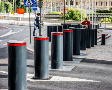 İsveç, Stockholm 'deki hükümet binalarını kapsayan Bollard' lar. Kimden ve neden korktuğundan.?