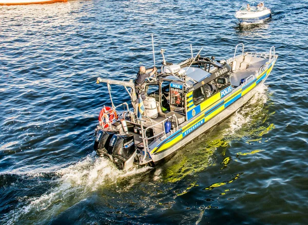 在瑞典斯德哥尔摩市中心巡逻的警艇 — 图库照片