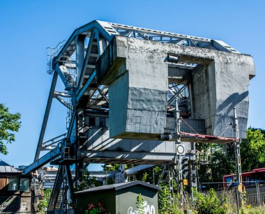 İsveç 'in güneyinde yer alan Danviksbron, yayalar, bisikletçiler, arabalar ve otobüsler ve yerel trenler için bir köprüdür. Danvikskanalen üzerine inşa edilmiştir, Hammarby sjo och Saltsjon arasında dar bir kanal. .