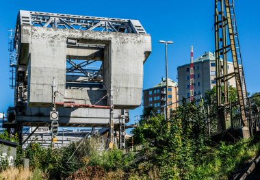 İsveç 'in güneyinde yer alan Danviksbron, yayalar, bisikletçiler, arabalar ve otobüsler ve yerel trenler için bir köprüdür. Danvikskanalen üzerine inşa edilmiştir, Hammarby sjo och Saltsjon arasında dar bir kanal. .