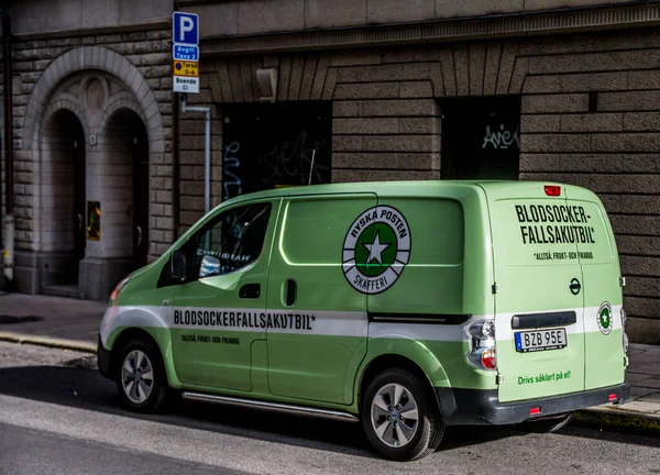 İsveç Stockholm 'de elektrik dağıtımı mini minibüsü. Ryska Posten.