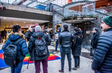 8 Ocak 2021 tarihinde Stockholm 'deki Sergel Meydanı' nda Ukrayna Uluslararası Havayolları 'nın 8 Ocak 2020 tarihinde İran üzerinde gerçekleştirdiği PS752 sefer sayılı yolcu uçağının düşürülmesine karşı bir açıklama yapıldı. Kalabalıkla ilgili yeni kurallara uyan insanların düzenli toplanması.