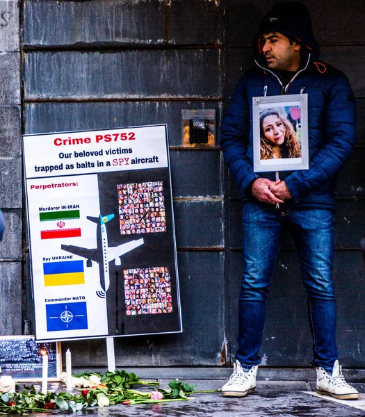 8 Ocak 2021 tarihinde Stockholm 'deki Sergel Meydanı' nda Ukrayna Uluslararası Havayolları 'nın 8 Ocak 2020 tarihinde İran üzerinde gerçekleştirdiği PS752 sefer sayılı yolcu uçağının düşürülmesine karşı bir açıklama yapıldı. Kalabalıkla ilgili yeni kurallara uyan insanların düzenli toplanması.