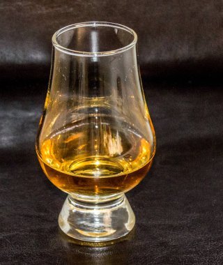 Glencairn marka viski bardağı..
