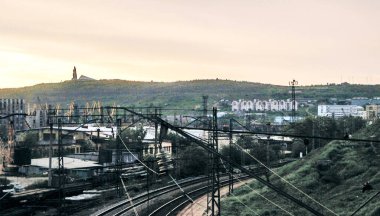 Murmansk, Rusya 'nın kuzeyinde eski Sovyetler Birliği mensubu bir şehirdir. Fotoğraf Haziran 2004 'te çekildi. Murmansk, Barents denizindeki Rusya 'ya yakın bir filo. Central City 'deki demiryolu bölgesi..