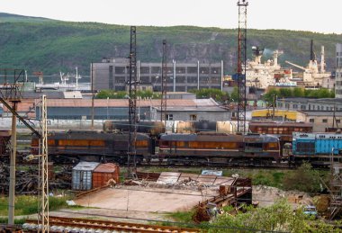 Murmansk, Rusya 'nın kuzeyinde eski Sovyetler Birliği mensubu bir şehirdir. Fotoğraf Haziran 2004 'te çekildi. Murmansk, Barents denizindeki Rusya 'ya yakın bir filo. Central City 'deki demiryolu bölgesi..