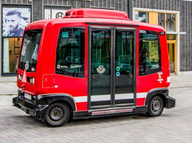 Stockholm, İsveç 'te sürücü olmadan 5G mobil ağ kullanarak otobüsü test etmek