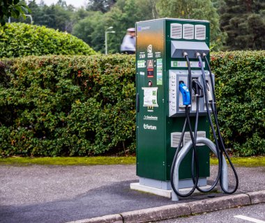 Stockholm, İsveç 'in merkezindeki elektrikli arabaların şarj noktası..