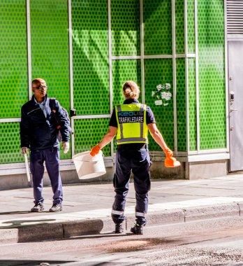 İsveç 'in güneyindeki Stockholm otobüs durağında yerel bir otobüs petrol dağıttığında takım lideri yardım ediyor..