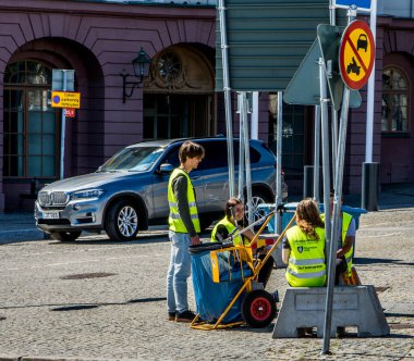 Genç yaz işçileri Stockholm, İsveç 'in merkezindeki Dışişleri Bakanlığı' nın dışında mola verdiler..