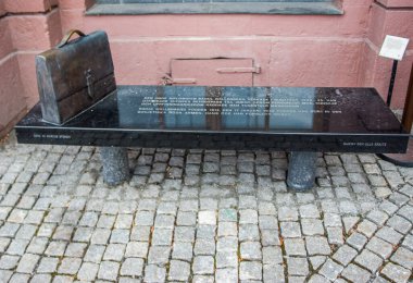 2. Dünya Savaşı sırasında Avrupa 'da İsveçli diplomat olarak Yahudilere Raul Wallenberg' in performansını hatırlamak için sanat kurulumu. Sanat kurulumu İsveç 'in Stockholm kentindeki Dışişleri Bakanlığı' nın dışına yerleştirilmiştir..