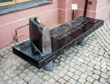 2. Dünya Savaşı sırasında Avrupa 'da İsveçli diplomat olarak Yahudilere Raul Wallenberg' in performansını hatırlamak için sanat kurulumu. Sanat kurulumu İsveç 'in Stockholm kentindeki Dışişleri Bakanlığı' nın dışına yerleştirilmiştir..