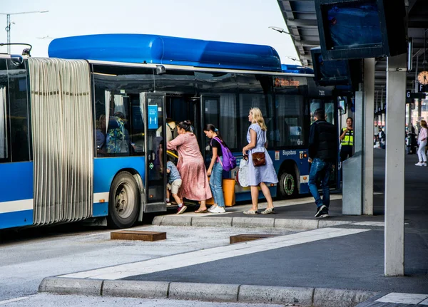Pasajeros Abordando Autobús Local Stockholms Sistema Transporte Público — Foto de Stock
