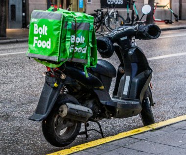 Stokholm, İsveç 'te motosikletle gıda teslimatı