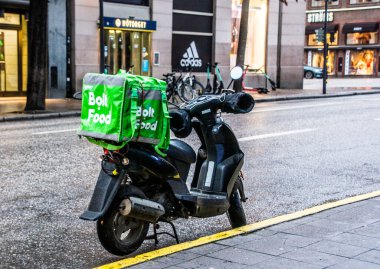 Stokholm, İsveç 'te motosikletle gıda teslimatı