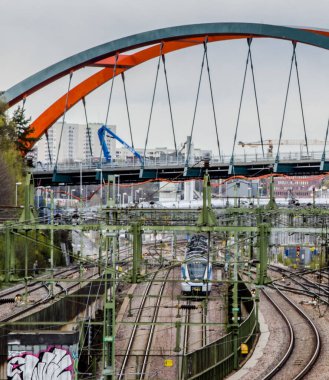 Stockholm, İsveç 'in güneyindeki merkez demiryolu hattı üzerinde kemer köprüsü.