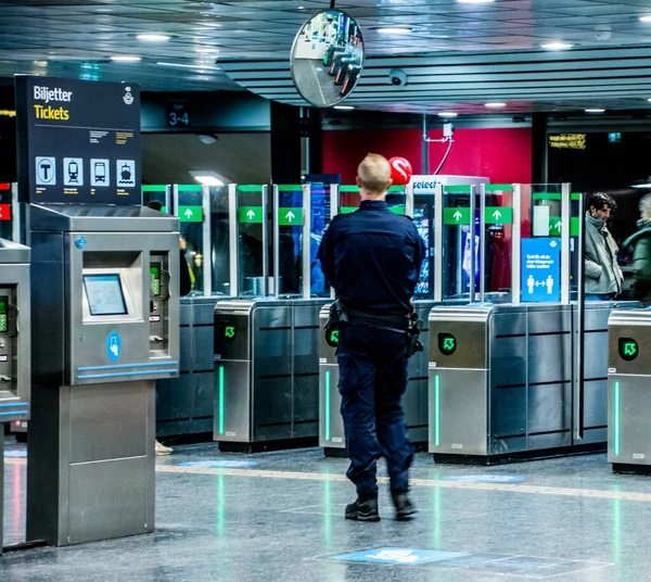 Policía Busca Criminal Específico Para Llegar Una Estación Tren Comunitaria —  Fotos de Stock