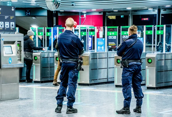 Polis Stockholm, İsveç 'teki bir tren istasyonuna gitmek için belirli bir suçluyu arıyor..