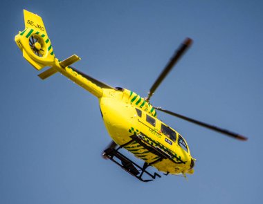 Stockholm merkezindeki Nya Karolinska acil servisinden kalkan ambulans helikopteri..