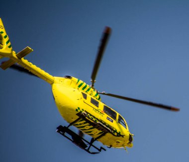 Stockholm merkezindeki Nya Karolinska acil servisinden kalkan ambulans helikopteri..