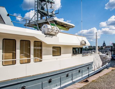 Dr No - İsveç 'in merkezindeki rıhtımda sualtı keşfi için tasarlanmış bir yat..