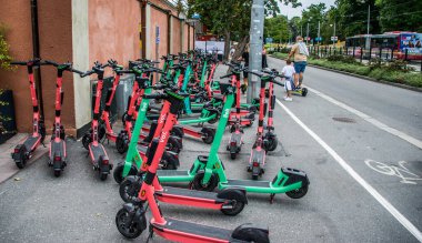 İsveç, Stockholm 'de park halindeki elektrikli scooterlar kaldırımı kapatıyor..