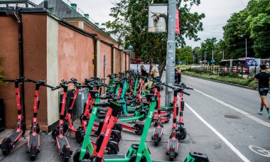 İsveç, Stockholm 'de park halindeki elektrikli scooterlar kaldırımı kapatıyor..