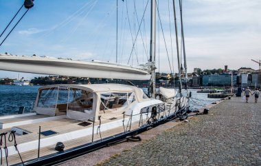 Yelkenli Hevea Stockholm 'ün merkezindeki rıhtımda, İsveç Skeppsbron' da Eski Kent 'te.