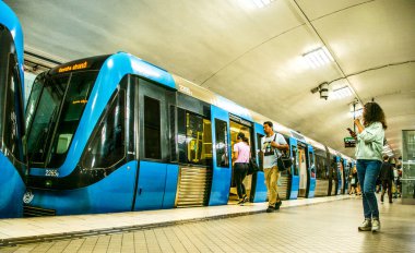 Stockholm, İsveç 'teki Odenplan metro istasyonunda insanlar var.