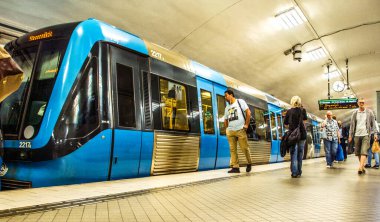 Stockholm, İsveç 'teki Odenplan metro istasyonunda insanlar var.