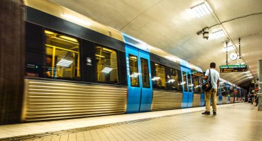 Stockholm, İsveç 'teki Odenplan metro istasyonunda insanlar var.