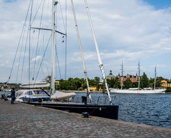 Sailbot Hevea停泊在瑞典斯德哥尔摩市中心的旧城斯凯普斯沃 — 图库照片