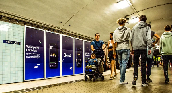 Люди Станции Метро Odenplan Центре Стокгольма Швеция — стоковое фото