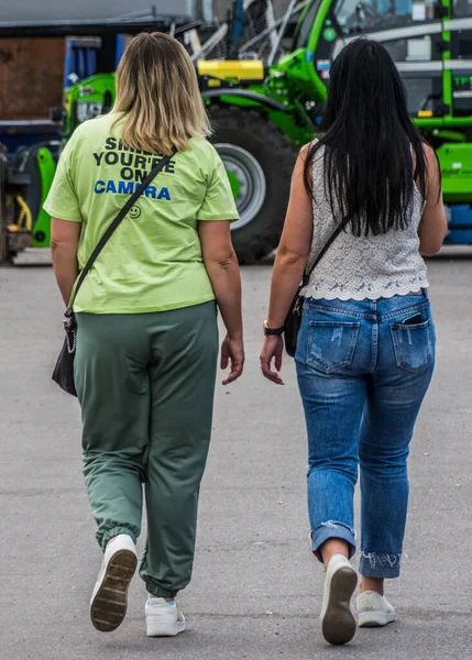 Mujer Joven Con Una Camiseta Que Indica Que Consciente Una — Foto de Stock