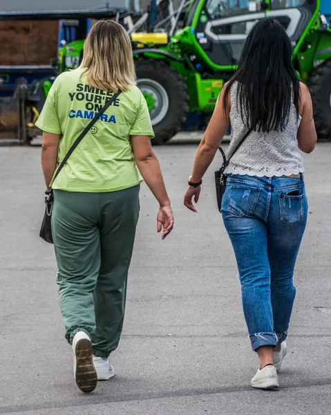 Mujer Joven Con Una Camiseta Que Indica Que Consciente Una — Foto de Stock