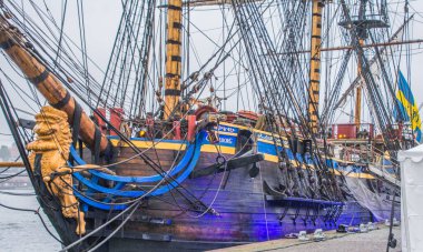 Yelkenli gemisi Goetheborg Asya 'ya gitmeden önce İsveç' in Stockholm kentinde rıhtımda..