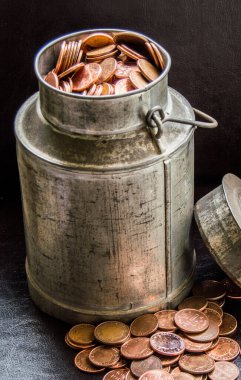 Bakır paralarla dolu kova.